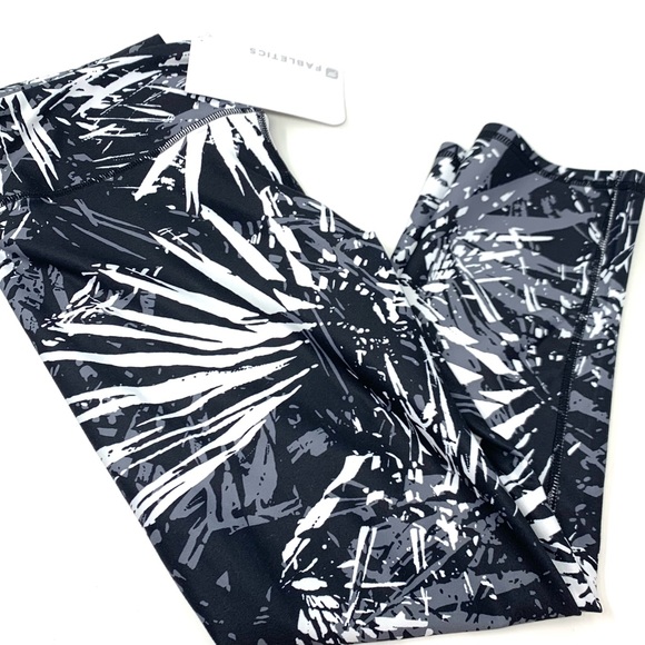 Fabletics Capri Small Black & White Women’s Salar Floral Legging NWT - Picture 2 of 5